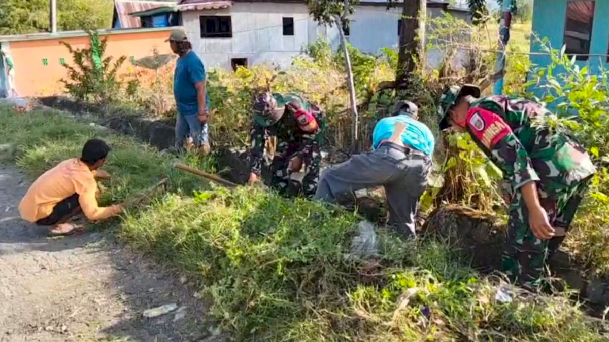 Bersihkan Saluran Air, Tindakan Nyata Babinsa Koramil 1425-03 Tamalatea Peduli Lingkungan