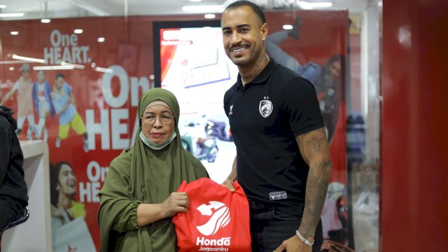 Salah satu pemain PSM Makassar yang hadir di perayaan Harpelnas Asmo Sulsel. Foto: Istimewa.