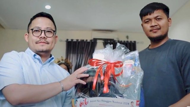 Kepala Wilayah Astra Motor Sulsel Thamsir Sutrisno saat memberi bingkisan kepada pelanggan. Foto: Istimewa.