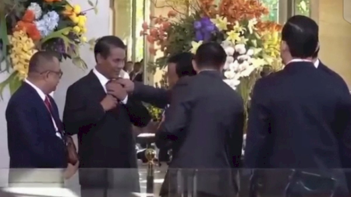 Ketika Dasi Mentan Dirapikan Prabowo