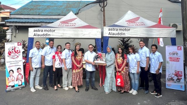 Manajemen Asmo Sulsel beri bingkisan kepada pelanggan. Foto: Istimewa.