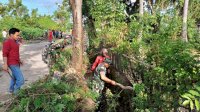 Babinsa Koramil 1425-05/Batang Gotong Royong Bersama Warga Bersihkan Saluran Air