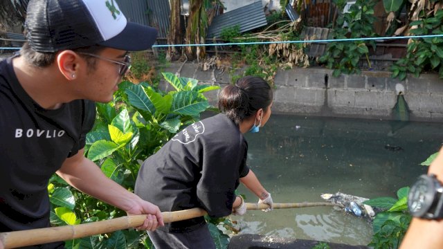 Karin Novilda saat bersih-bersih kanal dalam acara Social Movement KYF 2024. Foto: Istimewa.