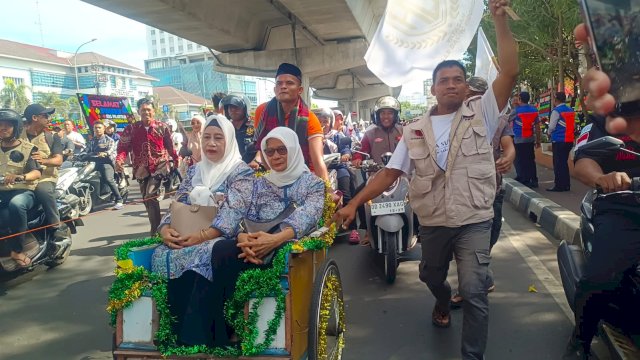 Anggota DPRD Makassar Fraksi PKS Adi Akbar mengendarai becak ke Kantor DPRD Makassar. Foto/SS