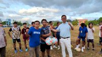 Hidupkan Liga Kampung di Pangkep, Dokter Cua Salurkan Bantuan Bola
