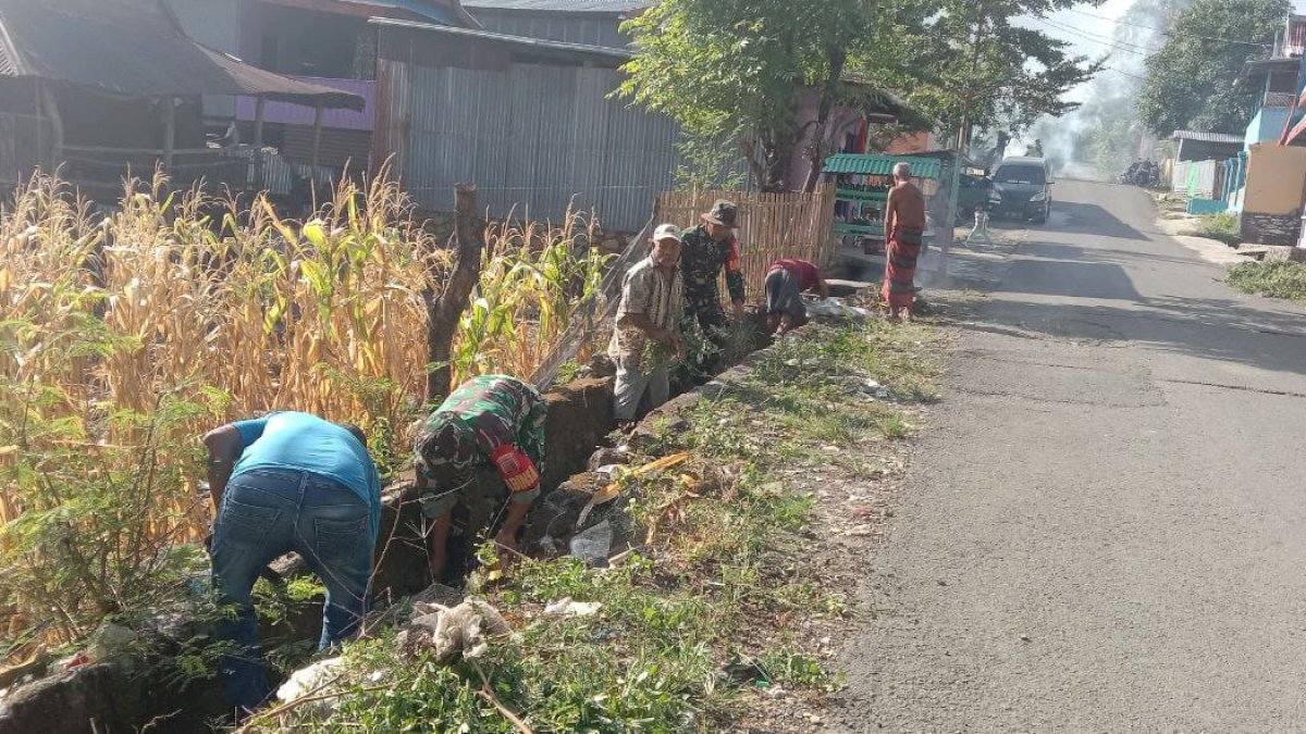 Babinsa  Koramil 01/Binamu Bersama Warga Karya Bakti Bersihkan Ruas Jalan dan Saluran Air
