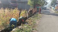 Babinsa Koramil 01/Binamu Bersama Warga Karya Bakti Bersihkan Ruas Jalan dan Saluran Air