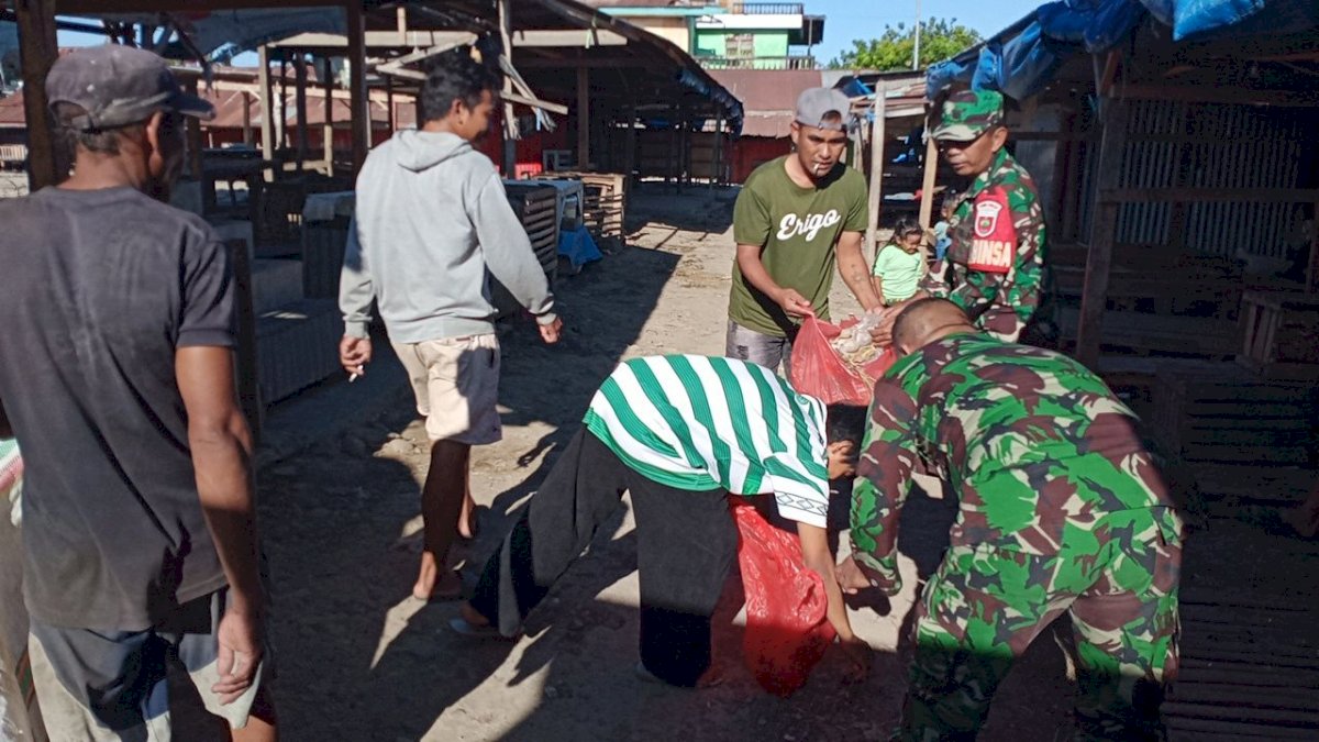 Personel TNI dari Koramil 03 Tamalatea Membersihkan Sampah Di Pasar Tradisional Tamanroya