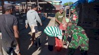 Personel TNI dari Koramil 03 Tamalatea Membersihkan Sampah Di Pasar Tradisional Tamanroya