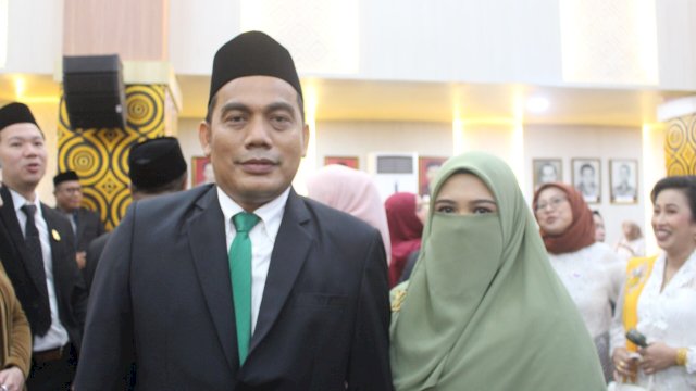 Ketua Fraksi PPP DPRD Makassar Irwan Hasan bersama istri usai dilantik. Ist