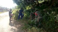 Karya Bakti Normalisasi Saluran Air, Oleh Babinsa Koramil 02 Bangkala Bersama Warga Desa Barana