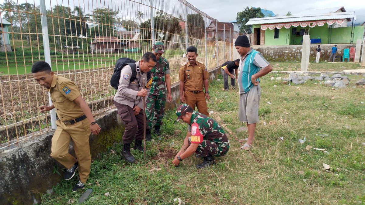 Babinsa Koramil 04 Kelara Jeneponto Lakukan Penanaman Bibit Pohon Durian