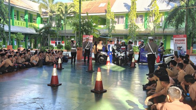 Kegiatan edukasi safety riding Asmo Sulsel dan Polrestabes Makassar. Foto: Istimewa.