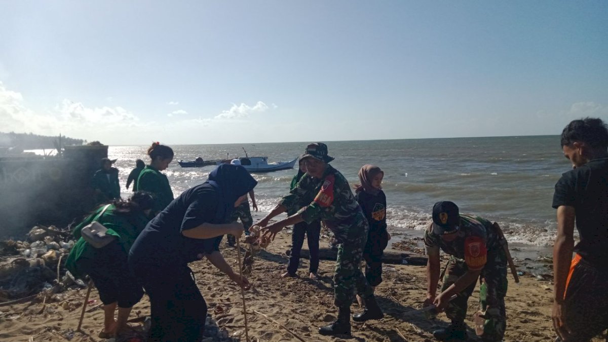 TNI dan Mahasiswa KKN Universitas Megarezky Kerja Bakti Bersihkan Bibir Pantai di Jeneponto