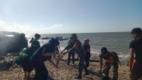 TNI dan Mahasiswa KKN Universitas Megarezky Kerja Bakti Bersihkan Bibir Pantai di Jeneponto