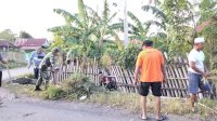 Babinsa Koramil 01 Binamu Gotong Royong Bersama Warga Bersihkan Saluran Air