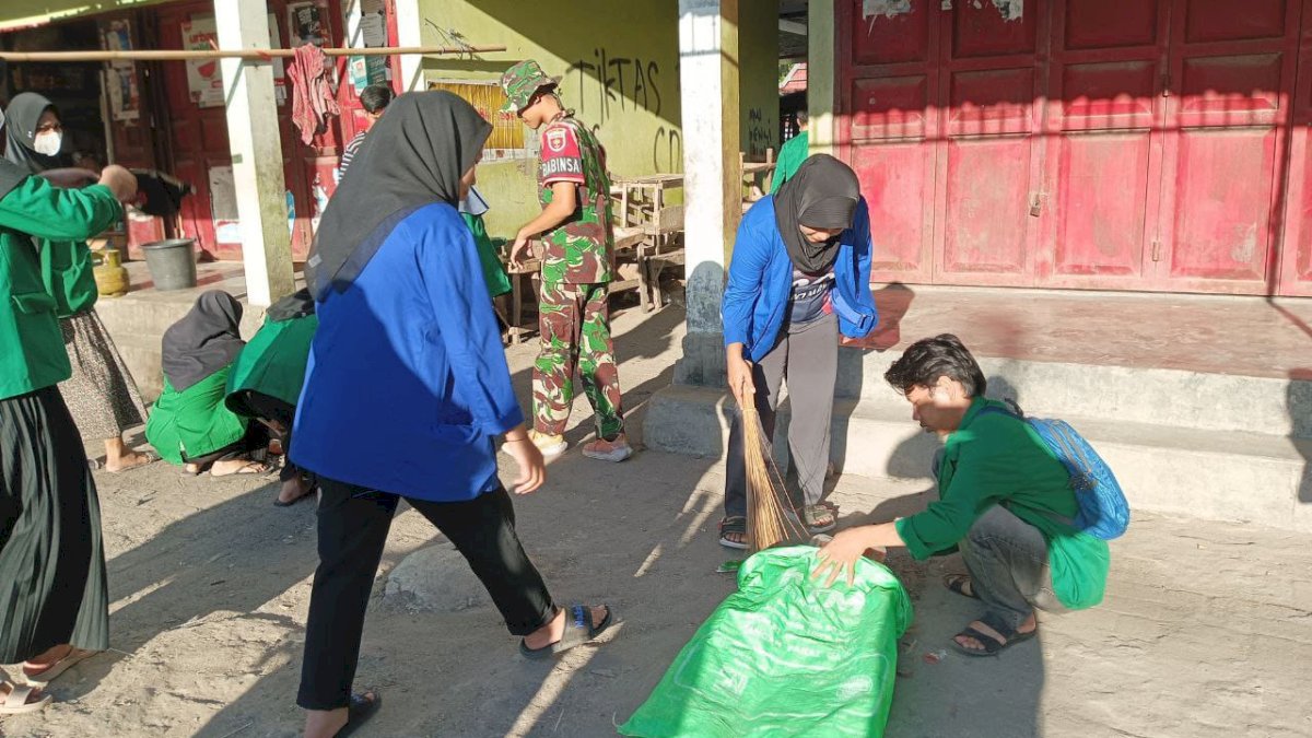 TNI dan Mahasiswa KKN Megarezky Kembali Gelar Karya Bakti, Bersih-Bersih Sampah Pasar Bulo- Bulo