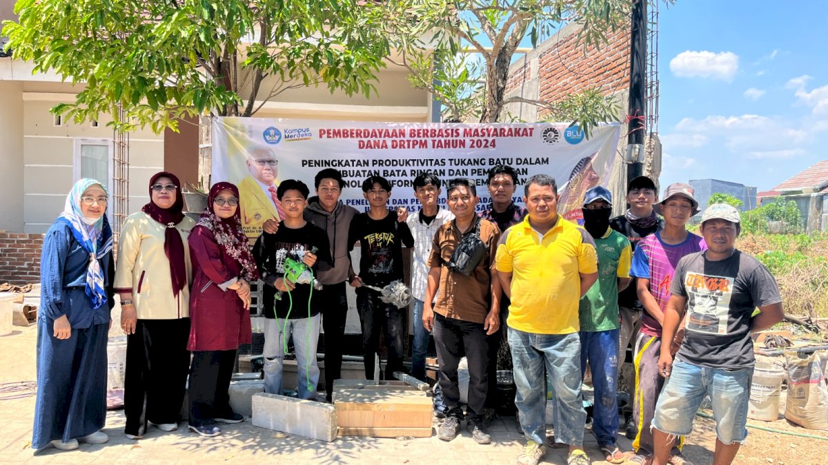 Dosen UNM Latih Tukang Batu di Kota Makassar Membuat Bata Ringan