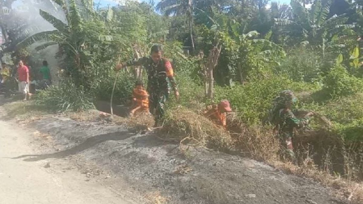 Peduli Kebersihan Lingkungan, Babinsa Koramil 1425-03 Tamalatea Ajak Warga Bersihkan Saluran Air