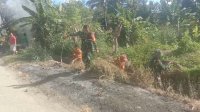 Peduli Kebersihan Lingkungan, Babinsa Koramil 1425-03 Tamalatea Ajak Warga Bersihkan Saluran Air