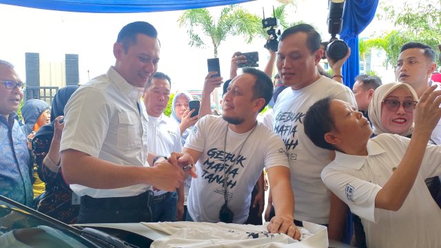 Menteri AHY bersama Aksara Alif Raja saat berkunjung ke Kantor BPN Makassar beberapa waktu lalu. Foto/Sulselsatu