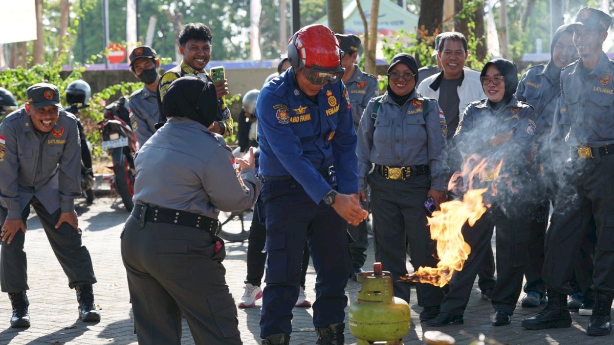 Kolaborasi Satpol PP dan Damkarmat Makassar Perkuat Keterampilan Satlinmas dalam Penanggulangan Kebakaran