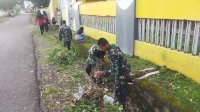 Babinsa Koramil 04 Kelara Ajak Pemuda Karangtaruna Karya Bakti Pembersihan Saluran Air