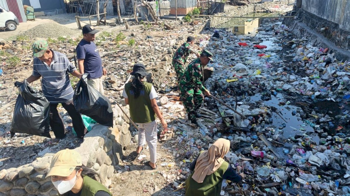 Ciptakan Lingkungan Yang Bersih, TNI Ajak Masyarakat dan Mahasiswa KKN Kerja Bakti