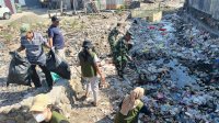 Ciptakan Lingkungan Yang Bersih, TNI Ajak Masyarakat dan Mahasiswa KKN Kerja Bakti