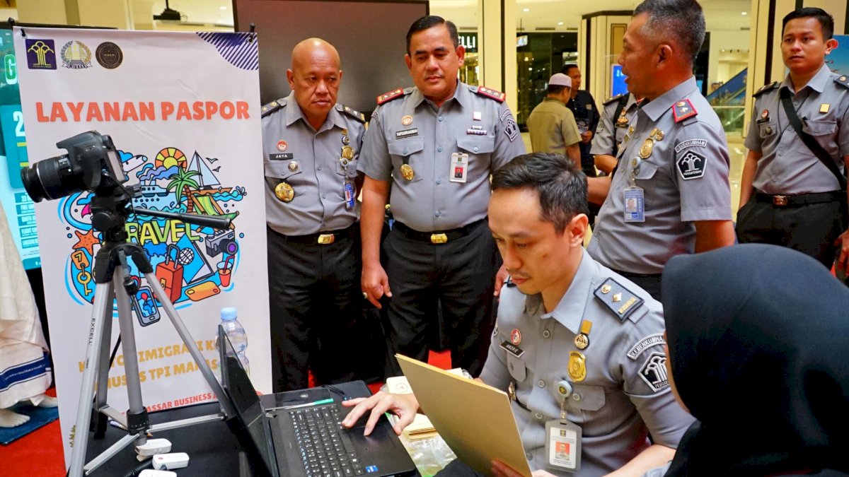 Kakanwil Kemenkumham Sulsel Tinjau Booth Layanan Paspor Kanim Makassar di TSM Makassar