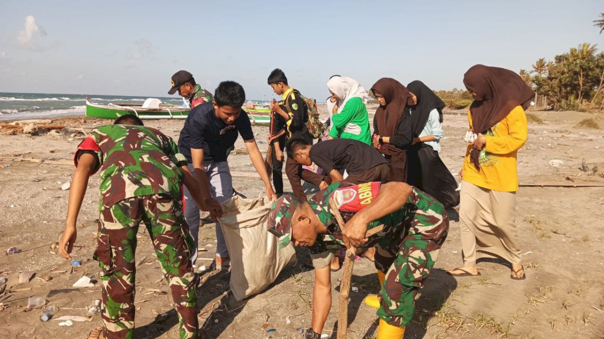 Jaga Kebersihan Dan Keindahan Pantai Babinsa Koramil 05 Batang Ajak Masyarakat Laksanakan Gotong Royong