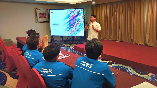 Pelatihan bahasa Inggris bagi karyawan Aston Makassar. Foto: Istimewa.