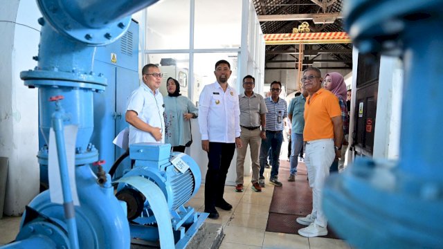Pjs. Wali Kota Makassar A. Arwin Azis berkunjung ke PDAM Makassar. Foto: Istimewa.