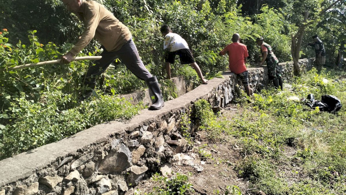 Hidupkan Gotong Royong, TNI di Jeneponto Ajak Bersihkan Drainase