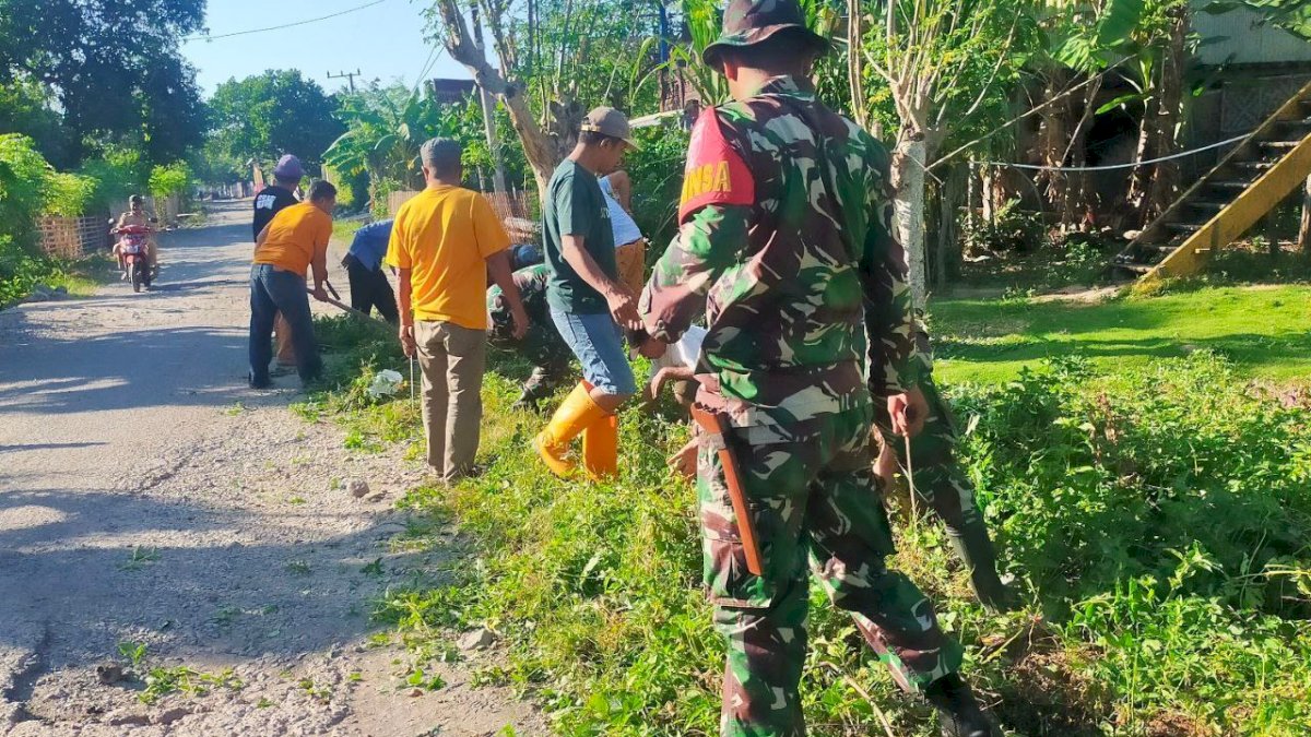 Bentuk Kepedulian Babinsa Koramil 1425-02/Bangkala Ajak Masyarakat Bersihkan Saluran Air