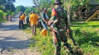 Bentuk Kepedulian Babinsa Koramil 1425-02/Bangkala Ajak Masyarakat Bersihkan Saluran Air