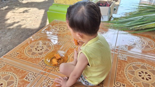 M Gibran sedang memakan salah satu produk Japfa. Foto: Sri Wahyu Diastuti / Sulselsatu.com.