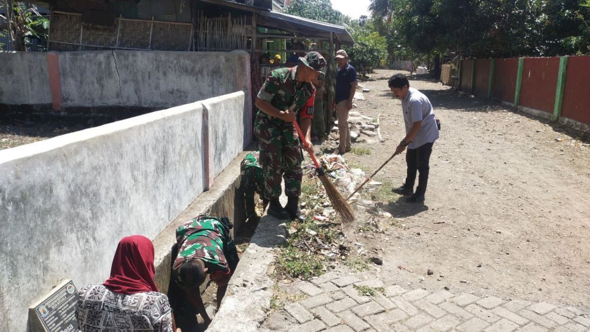 Babinsa Koramil 03 Tamalatea Bersama Masyarakat Gelar Gotong Royong Pembersihan Saluran Air