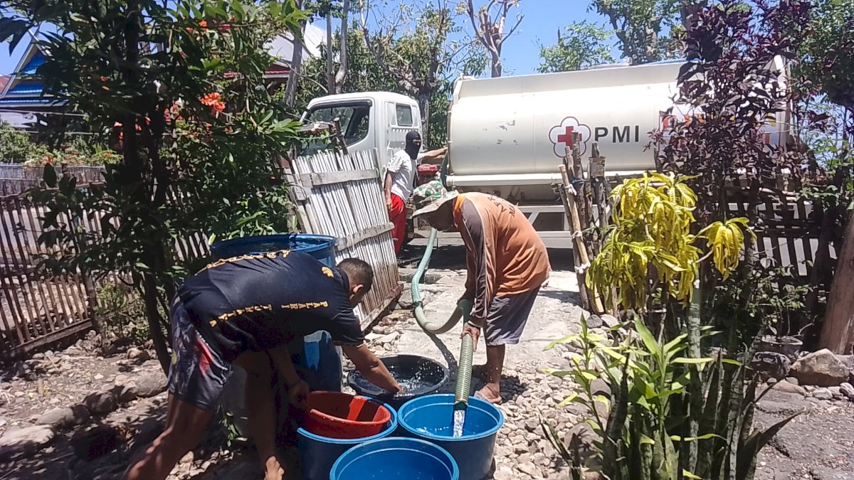 Misi Kemanusiaan, PMI Jeneponto Mobile Distribusikan Air Bersih ke Warga Membutuhkan