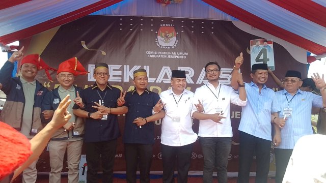Empat Paslon Bupati dan wakil Bupati Jeneponto saling bergandengan tangan usai deklarasi pilkada damai (Dedi/sulselsatu)
