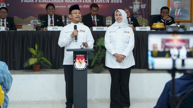 Pasangan calon bupati dan wakil Bupati Gowa Amir-Irma saat berada di Kantor KPU Gowa. Ist