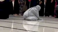 VIDEO: Viral, Aksi Emak-Emak Berfoto di Depan Orang yang Sedang Salat