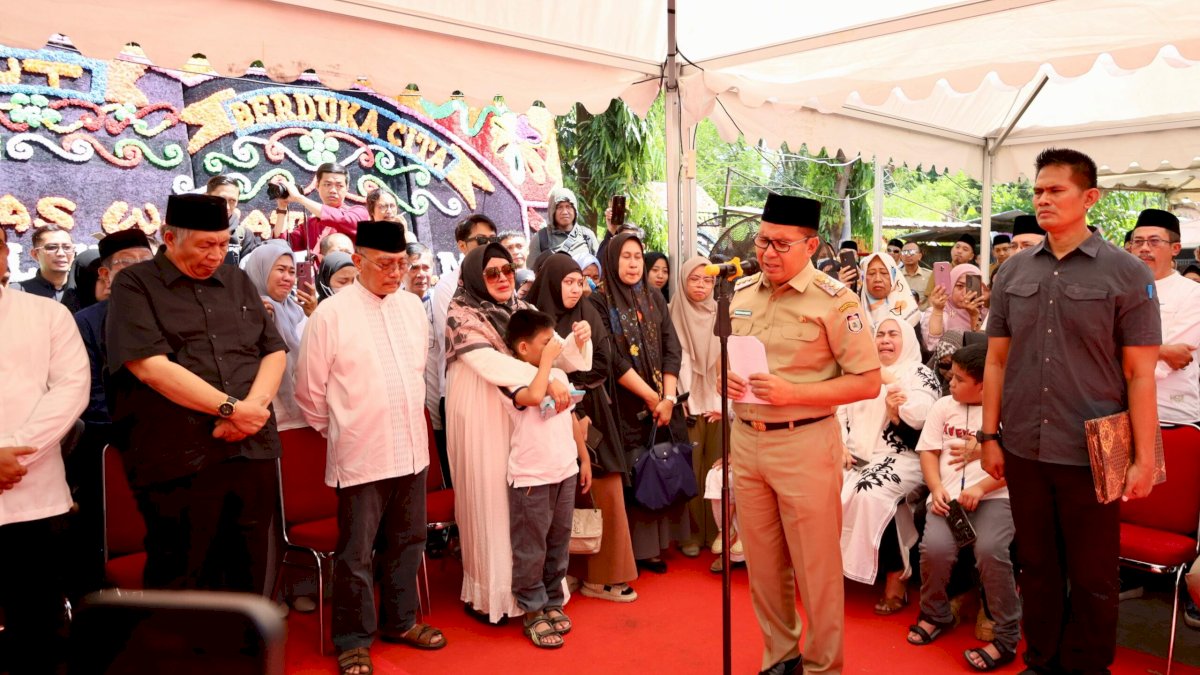 Tangis Danny Pomanto Pecah, Indira Beri Dukungan Moril kepada Istri Almarhum Camat Ujung Pandang