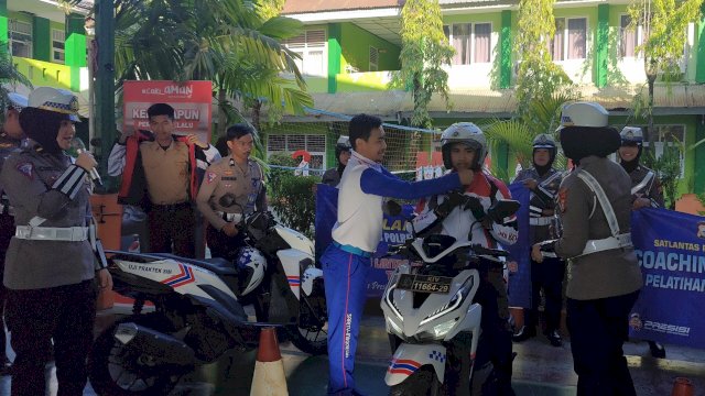Edukasi safety riding Asmo Sulsel kepada pelajar. Foto: Istimewa.