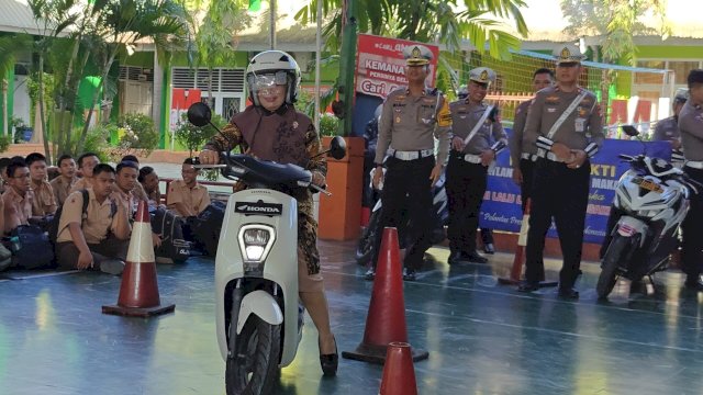 Edukasi safety riding Asmo Sulsel yang menyasar guru dan pelajar. Foto: Istimewa. 