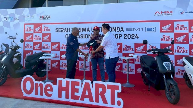 AHM menyerahkan 10 unit motor listrik kepada penyelenggara MotoGP Mandalika. Foto: Istimewa.