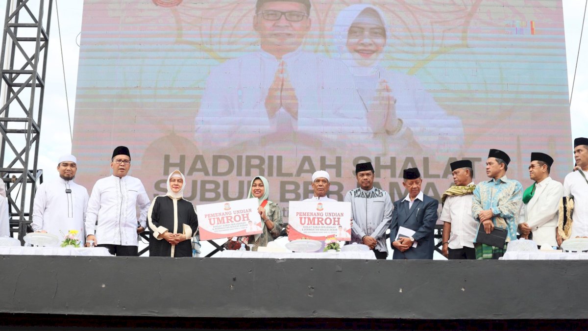 Danny Serahkan Paket Sembako dan Umroh ke Jamaah Gerakan Makassar Salat Subuh Berjamaah