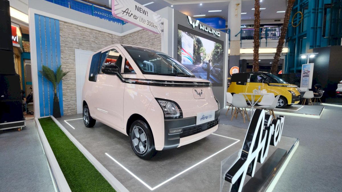 Air ev Lite Long Range Siap Sapa Masyarakat di Pameran Wuling September Meriah Makassar