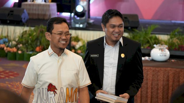 Amir Uskara saat menyerahkan 3 buku yang ditulis selama dirinya berkiprah di legislatif ke Ketua KPU Gowa. Ist