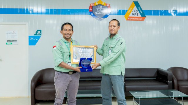 PT Vale IGP Pomalaa menerima penghargaan Loka Monitor SFR Kendari. Foto: Istimewa.